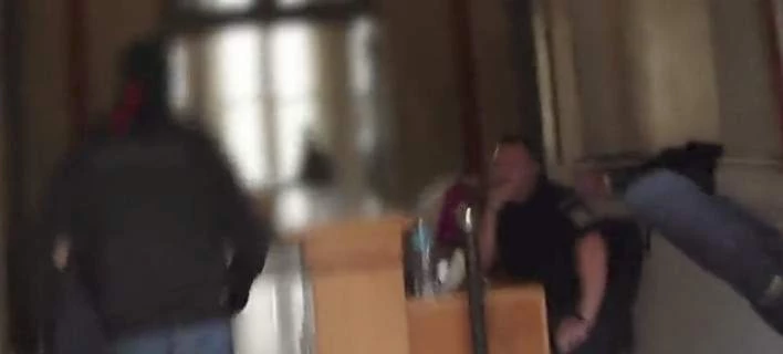 Στήλη άλατος ο αστυνομικός στο ΣτΕ όταν είδε τα μέλη του Ρουβίκωνα – Τους κοιτούσε με το χέρι στο στόμα (εικόνες, βίντεο)